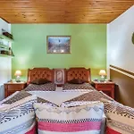 Gorgeous In With Heated Swimming Pool Feriehus
