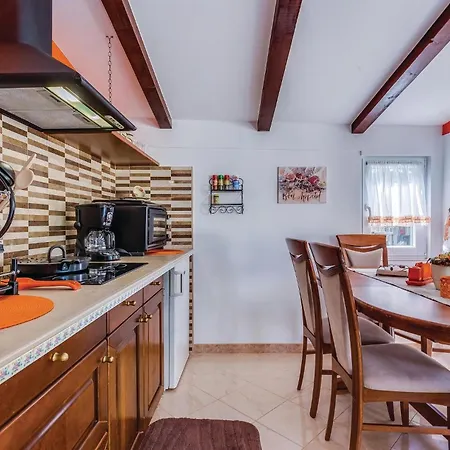 Gorgeous In With Heated Swimming Pool *
