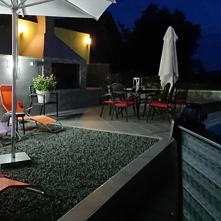 Dom wakacyjny Gorgeous In With Heated Swimming Pool *